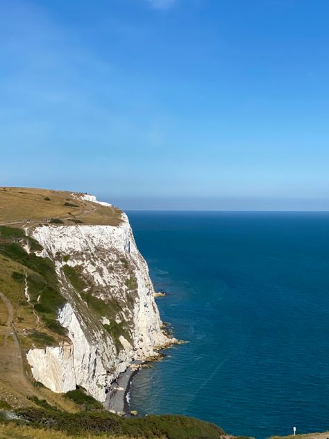 #dover #england #travel #view #cliff #landscape #wallpaper #aesthetic #ocean #photography #picture #vacation Wallpaper Aesthetic Ocean, Landscape Wallpaper Aesthetic, Dover Cliffs, Cliff Landscape, Dover England, Uk Aesthetic, Cliffs Of Dover, White Cliffs Of Dover, Snow Aesthetic