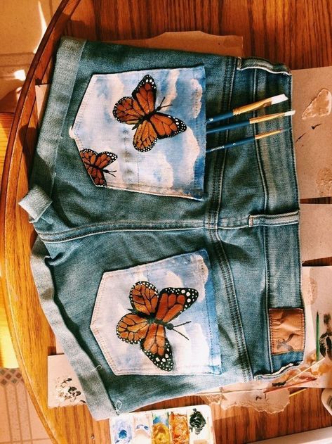 Acrylic Painted Jeans, Acrylic Painting On Jeans, Acrylic Paint On Jeans, Painting On Shorts, Jean Painting Ideas, Sneaker Diy, Jean Painting, Denim Painting, Painting Jeans