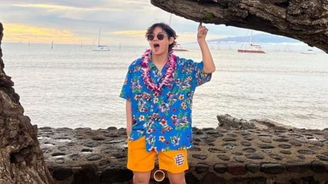 Blue Hawaiian Shirt, Guinness World Records, Cartoon Girl Drawing, Blue Hawaiian, Jungkook Abs, V Taehyung, Foto Bts, Girl Drawing, Bts V