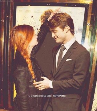 bonnie wright and daniel radcliffe Lily Evans Fan Art, Harry Potter Ginny, Harry And Ginny, Buku Harry Potter, Harry Potter Puns, Images Harry Potter, Bonnie Wright, Harry Potter Actors, Harry James Potter