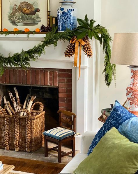 Sunday Five-brunch, orange Xmas & no Summer - Cindy Hattersley Design Holiday Mantel Decorating Ideas, Christmas Brunch Menu, Holiday Mantel, Orange Christmas, Christmas Fireplace Decor, Christmas Tablescape, Christmas Mantel Decorations, Christmas Decorations Living Room, Christmas Brunch