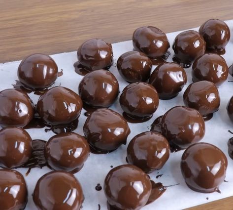 How to Make Chocolate Balls Chocolate Cake Balls Recipe Easy, How To Dip Chocolate Balls, Melting Chocolate Ball Dessert, Chocolate Covered Coconut Balls Easy, Homemade Chocolate Bonbons, Yummy Christmas Treats, Favorite Christmas Recipes, Christmas Fudge, Three Ingredient