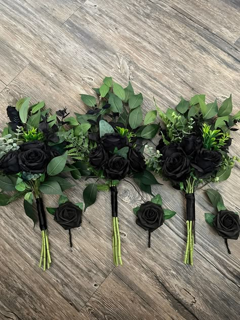 Dark Green Bridesmaid Bouquet, Flower Bouquet For Black Dress, Black Bridesmaid Bouquet, Goth Bouquet, Black Flower Bouquet, Simple Bridesmaid Bouquets, Black Rose Bouquet, Rose Bridesmaid Bouquet, Gold Wedding Bouquets