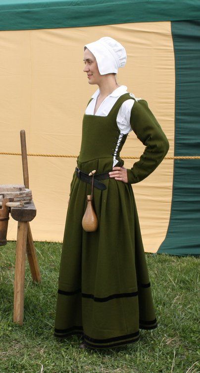 Green Tudor dress side view by *PetStudent Dress Side View, 16th Century Clothing, Elizabethan Costume, 17th Century Clothing, 16th Century Fashion, Tudor Dress, Tudor Fashion, Tudor Costumes, Sca Garb