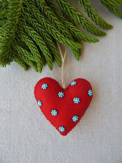 Embroidered Felt Hearts, Embroidered Heart Ornament, Felt Valentine Crafts, Felt Heart Ornaments, Felt Hearts Crafts, Fabric Christmas Decorations, Felt Christmas Tree Decorations, Holiday Sewing, Felt Crafts Christmas