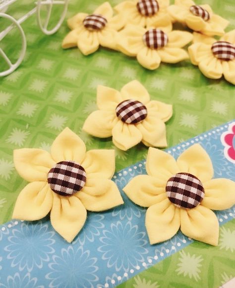 **FREE Shipping to USA and Worldwide for orders $90 and over. Item: Hand Made Fabric Flower Daisy (H481-C) Size: 1.75 inches (40mm) 1 Color: Yellow Qty: 20 pcs ( all Yellow) Each flower is hand made and hand sew with fabric. With fabric wrapped button as center. Add them to your craft and décor, sewing, scrapbooking, card making, dolls, hair bows, etc. Feel free to email me if you have any questions. Visit My eBay Store: Craft Embellishment World  ** Click here to see our Idea Page ** FREE 50 ya Fabric Daisy, Flower Felt, Fabric Flowers Handmade, Rick Rack Flowers, Yellow Daisy Flower, Zipper Flowers, Material Flowers, Making Fabric Flowers, Fabric Flower Tutorial