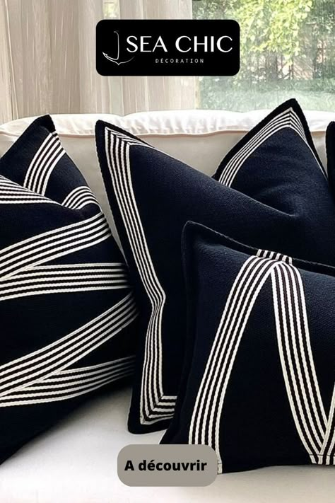 Le coussin en noir et balnc donne un coté chic a votre salon Black And White Cushions, Love Pillows, Black And White Home Decor, Pillows Decorative Diy, Textured Throw Pillows, Futuristic Furniture, Striped Cushions, Black Cushions, White Cushions