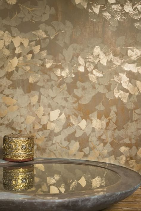 Ginko Wallpaper Bedroom, Gold Wallpaper Dining Room, Ginkgo Wallpaper, Gingko Wallpaper, Wallpaper Expensive, Gold Wallpaper Bedroom, Glamorous Wallpaper, Expensive Wallpaper, Gold Metallic Wallpaper