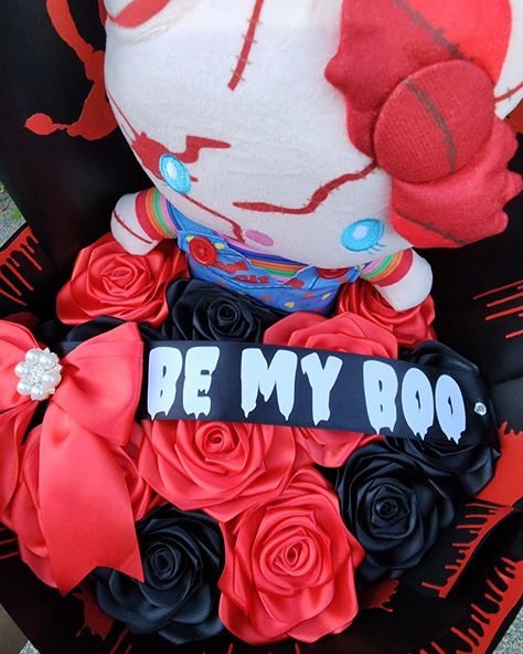 Hello Kitty Chucky Spooky Bouquet 🖤❤️ DM to order 📩🚨 . . . . . #rosaseternas #eternalroses #ramobuchon #halloweenramo #halloweenbouquet #chuckysbride #tiffanychucky #chuckybouquet #tiffanyhellokitty #handmade #crafty #ramos #rosaseternal #rosasdetela #ribbonroses #foreverroses #localflorist Spooky Bouquet, Hello Kitty Chucky, Bride Of Chucky, Ribbon Roses, Local Florist, Hello Kitty, Kitty, Quick Saves