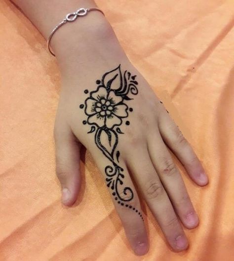 Henna Tattoos Black Henna Tattoo, Hanna Tattoo, Small Henna Tattoos, Small Henna Designs, Cute Henna Tattoos, Henna Style Tattoos, Small Henna, Henna Designs For Men, Henna Designs Wrist