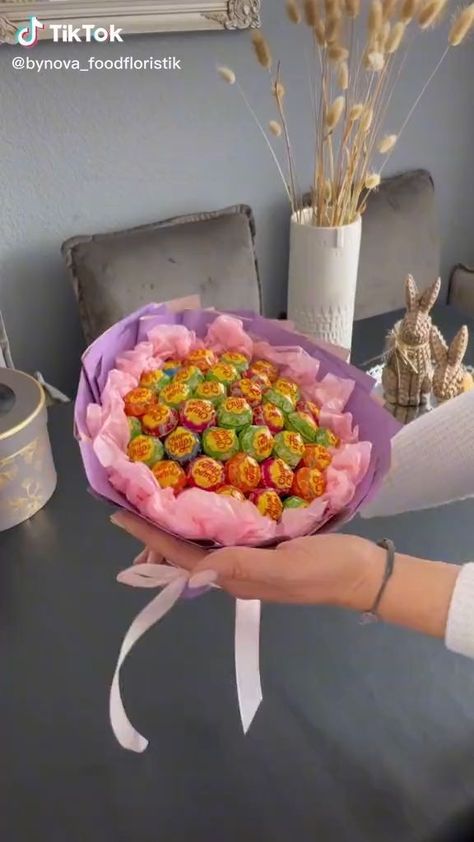 Outdoor Candyland, Hadiah Diy, Chocolate Bouquet Diy, Candy Bouquet Diy, Diy Bouquet Wrap, Wreath Candy, Handmade Gifts Diy, Diy Birthday Gifts For Friends, Flower Bouquet Diy