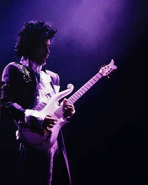 Prince Purple Rain Movie, Purple Rain Movie, Prince Gifs, Prince Musician, Prince And The Revolution, Prince Images, Rain Pictures, Prince Tribute, The Artist Prince