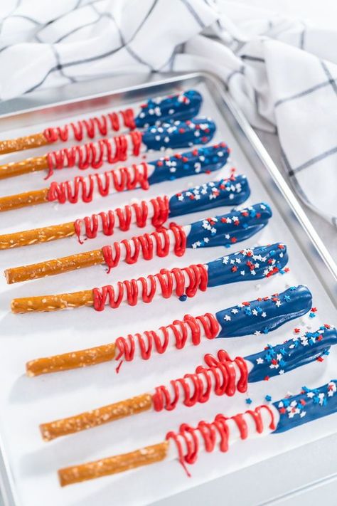 Chocolate Covered Pretzels for 4th of July. On the hunt for adorable yet patriotic- themed snacks to make for this 4th of July holiday? How about a fun finger food to pair with all of your star- studded patriotic decorations like these hand- dipped Chocolate- Covered Pretzels for the 4th of July?! Recipes 4th Of July, Baking Recipes 4th Of July, Forth Of July Fun Ideas, 4th Of July Dipped Pretzels, 4th Of July Chocolate Covered Pretzels, 4 Of July Treats, Cute 4th Of July Snacks, Fourth Of July Food Appetizers Snacks, Fourth Of July Cookout