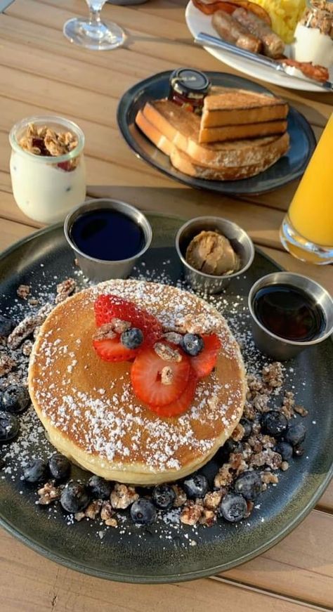 Cute Breakfast Restaurant, Pancake With Strawberries, Instagram Breakfast Pics, Breakfast Asthetic Pics, Food Inspiration Breakfast, Breakfast Asthetic Picture, Pretty Food Breakfast, American Breakfast Aesthetic, Breakfast Esthetic