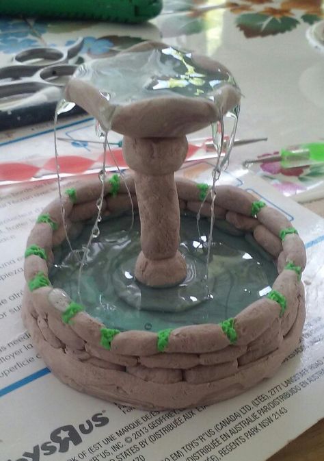 Miniature Fountain Diy, Diy Mini Water Fountain, Clay Fountain Ideas, Diy Mini Fountain, Clay Fountain, Fairy Garden Fountain, Miniature Fountain, Pumpkin Diorama, Mini Fountain