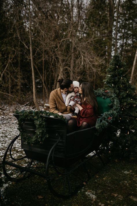 Sleigh Ride Photoshoot, Sleigh Photoshoot Photo Ideas, Sleigh Christmas Photoshoot, Outdoor Christmas Set Up Photography, Santa Sleigh Photoshoot, Christmas Sleigh Photoshoot, Sleigh Photoshoot, Christmas Minis Outdoor, Christmas Outdoor Photoshoot