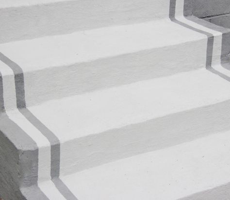 The Gatehouse: Painted Concrete Steps....could do the grey the same shade as front door? Front Steps Ideas Concrete, Front Steps Ideas, Concrete Entrance, Painted Steps, Concrete Front Steps, Curb Appeal Ideas, Painted Concrete Steps, Paint Concrete, Painting Cement