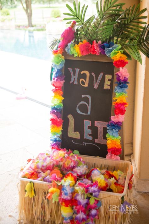 Luau Theme Pool Party, Hawaii Party Ideas Luau Decorations, Hawaiian Theme Birthday Party Decorations, Hawin Theme Party, Hawaiian 30th Birthday Party, Hawaiin Laua Party, Luau Party Backdrop Photo Booths, Aloha Pool Party Ideas, Beach Sweet 16 Party Ideas