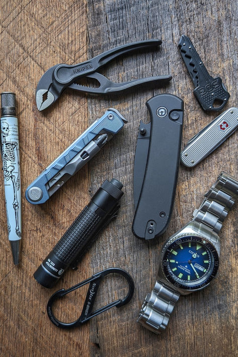 Discover the ultimate must-have list for everyday carry (EDC) essentials! From practical tools to stylish accessories, learn what you need to be prepared and organized every day. Click to explore and upgrade your EDC kit now! #EverydayCarry #EDCEssentials #TechWriterEDC Everyday Carry Essentials, Urban Survival Kit, Everyday Carry Tools, Everyday Carry Edc, Urban Edc, Pocket Tools, Edc Essentials, Edc Gadgets, Practical Tools