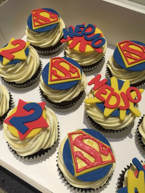 Superman cupcakes Native American Cake, Birthday Superman, Superman Cupcakes, Superman Cakes, Superman Party, Cupcakes For Men, Superman Birthday, Batman Birthday Party, Fondant Cupcake Toppers