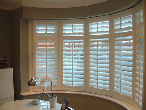 bay window interior ideas Round Bay Window, Livingroom Blinds, Curved Bay Window, Bow Window Treatments, Shutter Windows, Bedroom Window Treatments, Kitchen Window Blinds, Bay Window Shutters, Boutique Interiors