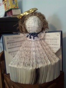 Hymnal Angel, Hymnal Crafts, Angel Tutorial, Book Angel, Book Sculptures, Recycle Paper, Upcycled Items, Christmas Angel Crafts, Social Service