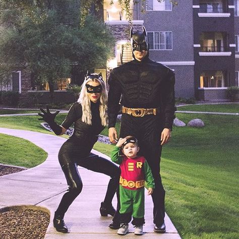 IG: @candacedecker_ batman, cat woman and robin costumes! Costume Halloween Famille, Disney Family Costumes, Family Themed Halloween Costumes, Batman Halloween, Meme Costume, Robin Costume, Themed Halloween Costumes, Secret Party, Baby Kostüm