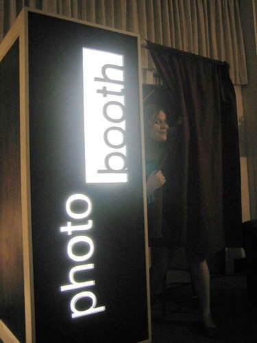 Instructions for your own photobooth! I've seen these at weddings and parties lately.  What a good idea to make your own! Diy Photobooth, Photos Booth, Diy Photo Booth, 18th Birthday Party, Amusement Parks, Diy Photo, 18th Birthday, Cool Diy, Build Your Own