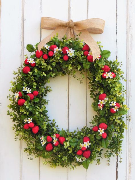 Cream Wreath, Strawberry Wreath, Strawberry Stuff, Photo Wreath, Wreaths Summer, Summer Front Door, Birthday Wreath, 1st Birthday Girl Decorations, Front Door Wreaths