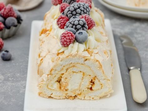 Australian Pavlova Recipe, Summer Dessert Table, Coffee Sponge Cake, Cheese Scone Recipes, Meringue Roulade, Roulade Recipe, Pavlova Cake, Meringue Desserts, Anna Pavlova