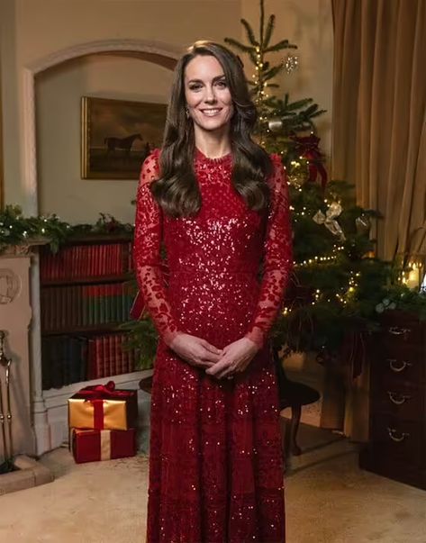 Kate smiling in a red dress Royal Family Christmas, Needle And Thread Dresses, Principe William, Royal Christmas, Reine Elizabeth Ii, Style Royal, Reine Elizabeth, Anja Rubik, Estilo Real