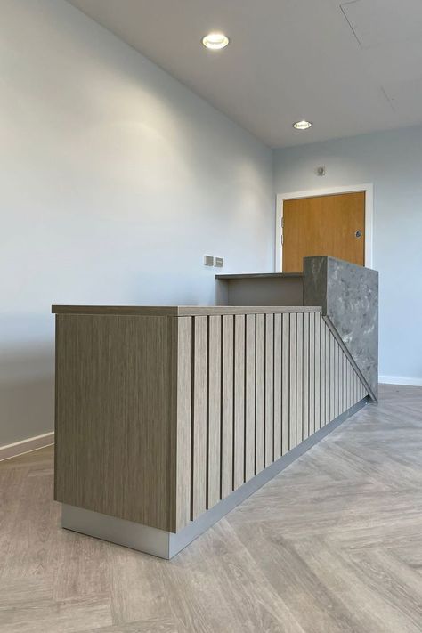 concrete reception desk L Shape Cash Counter Design Retail Shops, Shop Counter Ideas, Contemporary Reception Desk, Unique Reception Desks, Office Reception Table Design, Front Desk Design, Hotel Reception Desk, Modern Office Table, Shop Counter Design