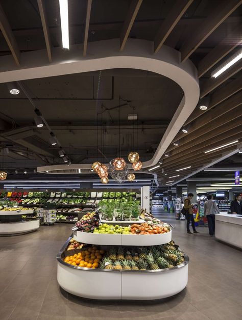 Flasghip supermarket store for Spar, forms inspired by the dirrefent flows of… Hypermarket Plan, Modern Supermarket, Supermarket Design Interior, Supermarket Display, Grocery Store Design, Food Retail, Supermarket Design, Retail Store Interior, Fruit Shop