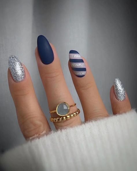 Early December Nails, January 2023 Nails, Holiday Dip Nails, New Year Nails Design 2022, Navy And Silver Nails, Blue And Silver Nails, Winter Nails Gel, Smink Inspiration, Christmas Gel Nails