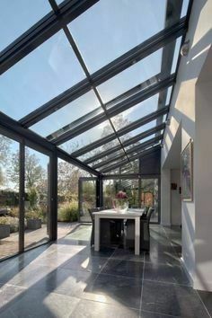 Conservatory Roof Ideas, Orangery Extension Kitchen, Glass Roof Extension, Extension Veranda, Modern Conservatory, Conservatory Extension, Orangery Extension, Modern Bauhaus, Moderne Pools