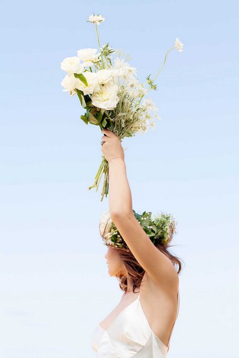 I DO Bride Throwing Bouquet, Throwing Bouquet, Vogue Bride, Special Event Hair, Fiji Wedding, Boda Mexicana, Wedding Etiquette, Australia Wedding, Beach Bride