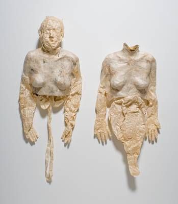 Kiki Smith, Cuerpos duros blandos (1992) Materiales: papel y papel maché. Medidas: izda (200,7 x 40,6 x 32 cm) dcha (96,52 x 48,26 x 17,78 cm) Kiki Smith, Pierre Bonnard, Textile Sculpture, Max Ernst, Edvard Munch, 3d Studio, A Level Art, Sculpture Installation, Figurative Sculpture