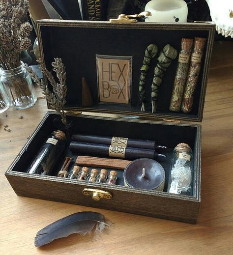 Witchcraft Kit, Witch Boxes, Voodoo Doll Spells, Crow Feathers, Spell Ingredients, Paranormal Aesthetic, Grunge Witch, Portable Altar, Crow Feather