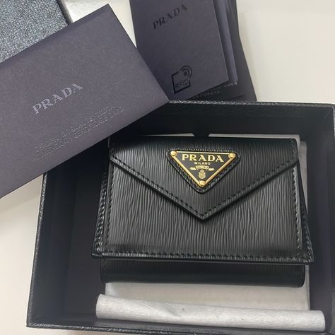 BNWT! Authentic Prada Small Tri-fold Wallet Prada Purses, Leather Trifold Wallet, Red Wallet, Wallets For Men, Cute Wallets, Best Wallet, Girly Accessories, Prada Bags, Prada Wallet