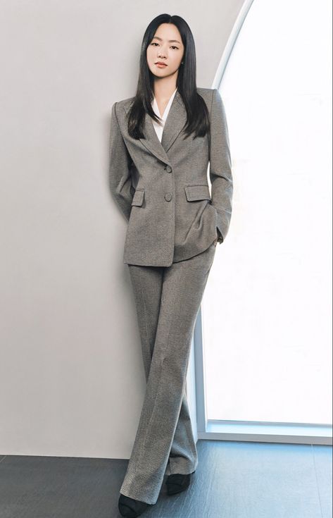 Suits For Women Professional, Professional Office Outfit, Office Wear For Women, Jeon Yeobeen, Stylish Office Wear, 90s Street Style, Smart Casual Women Outfits, Business Dress Women, Sophisticated Office