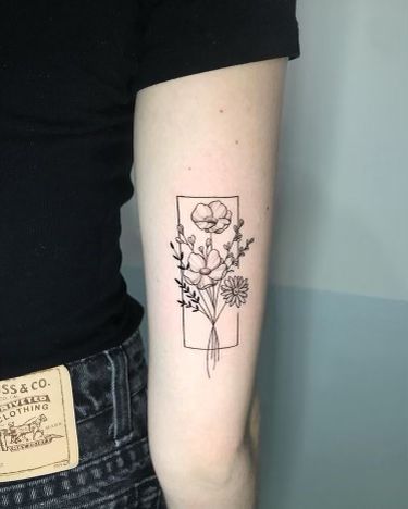 Framed Flowers Tattoo, Floral Tattoo Linework, Frame Flower Tattoo, Framed Tattoo Ideas, Geometric Flower Tattoo, Frame Tattoo, Hairline Tattoos, Square Tattoo, Cheap Tattoo