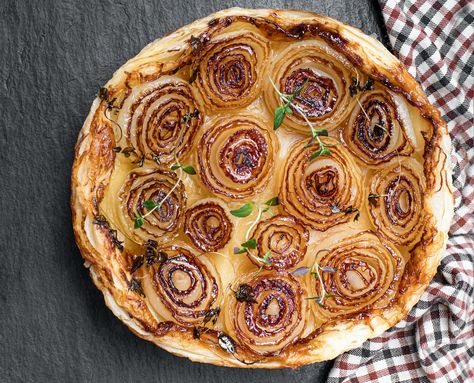 Onion Tarte Tatin Jamie Oliver, Gallete Recipe, Onion Tarte Tatin, Onion Tarte, Savoury Tart, Salty Tart, Pie Savory, Tart Tatin, Tarte Tatin Recipe