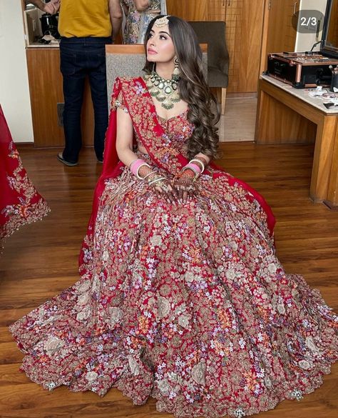 Reception Look Bride Indian Lehenga, Indian Bridal Wear Red, Indian Bride Dresses, Latest Bridal Lehenga Designs, Bridal Hairstyle Indian Wedding, Latest Bridal Lehenga, Desi Wedding Dresses, Indian Bridal Photos, Indian Bride Outfits