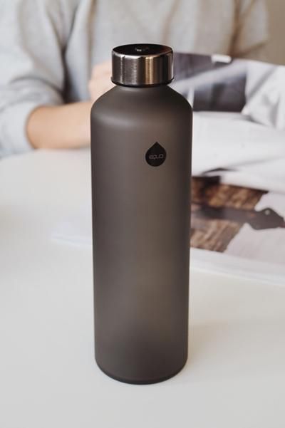 Are you searching for a nice looking reusable water bottle? Search no more! Designer bottles. Made in EU. 100% leak proof. Borosilicate glass. Thermal shock resistant glass. Colors for all tastes. Perfect for days in the office, around or at home. The perfect accessory for your stylish look. Smart Bottle, Cycling Water Bottle, Foldable Water Bottle, Glass Water Bottles, Gym Water Bottle, Gym Bottle, Collapsible Water Bottle, Gallon Water Bottle, Travel Water Bottle