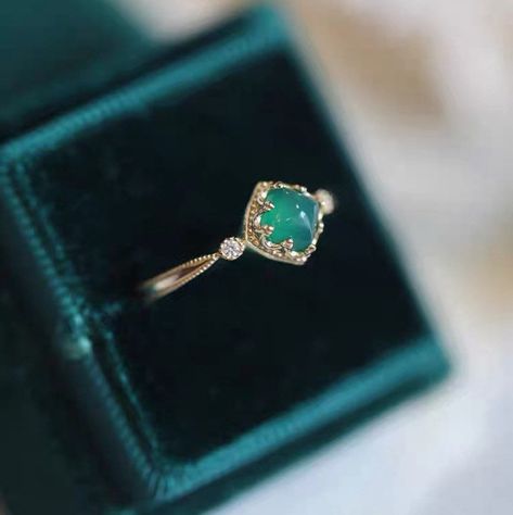 Vintage Promise Rings Emerald, Emerald Ring Vintage Engagement, Jade Stone Engagement Ring, Jade Stone Ring, Wedding Ring Green Stone, Simple Green Engagement Rings, Jade Engagement Rings, Jade Ring Engagement, Vintage Promise Rings