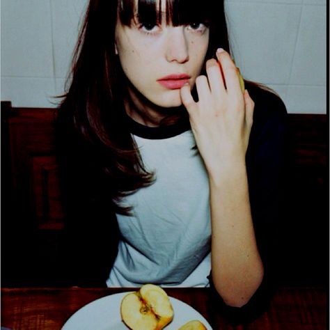 Not sure about the apple but i do really like the girl!... Stacy Martin, Hair Envy, Long Hair Cuts, Medium Long, Mode Inspiration, Young Woman, Hair Goals, Fashion Photo, Hair And Nails