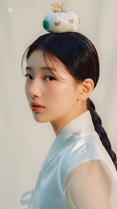 Hanbok Hairstyle, Traditional Korean Hairstyle, Signature Hairstyles, Hanbok Art, Iconic Hairstyles, Effortless Waves, Korean Traditional Clothing, Traditional Hairstyle, Korean Traditional Dress