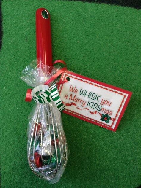 We whisk you a merry kissmas Whisk Christmas Gift, We Whisk You A Merry Christmas, Merry Kissmas, Teachers Appreciation Week Gifts, Teachers Appreciation, Christmas Treat Bags, Merry Christmas Gif, Christmas Gifts To Make, Merry Christmas Diy