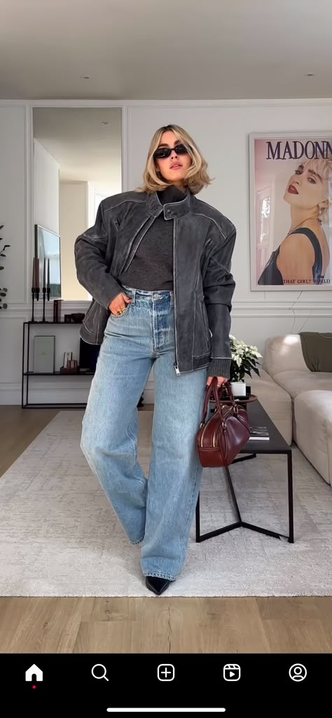 Pointed Boots Outfit, Girl Next Door Aesthetic, Black Jeans Outfit Casual, Denim Shirt Outfit Women, Jeans And Leather Jacket, Classic Chic Outfits, Outfit Ugg, Denim Shirt Outfit, Damen Outfit