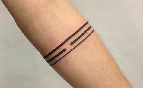 Recopilamos algunos tatuajes de líneas en el brazo que llaman mucho la atención debido a la gran minimalismo que desprenden. Simple Band Tattoo, Black Band Tattoo, Tato Maori, Simple Line Tattoo, Small Wave Tattoo, Tattoo Band, Tatuagem Masculina Pequena, Maori Tattoos, Petit Tattoo